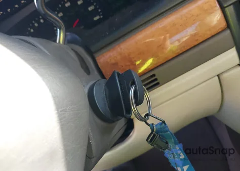 2001 Lincoln Continental z USA, uszkodzony, nr VIN 1LNHM97VX1Y663183